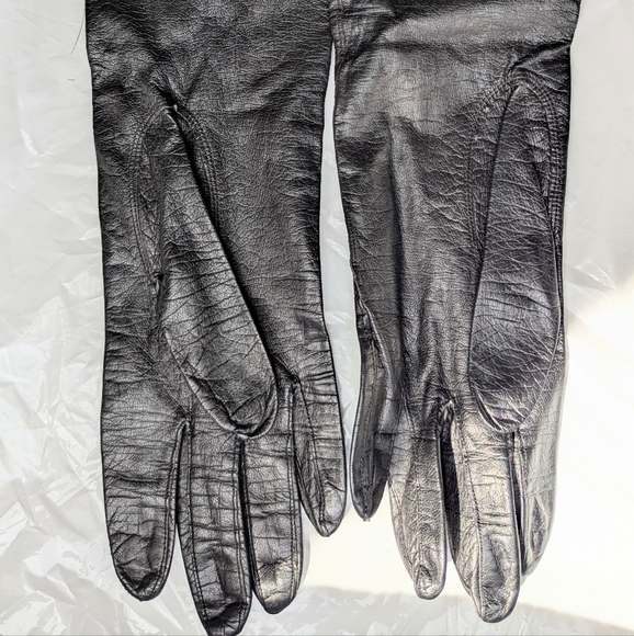 Elegant Black Leather Gloves - Picture 8 of 9